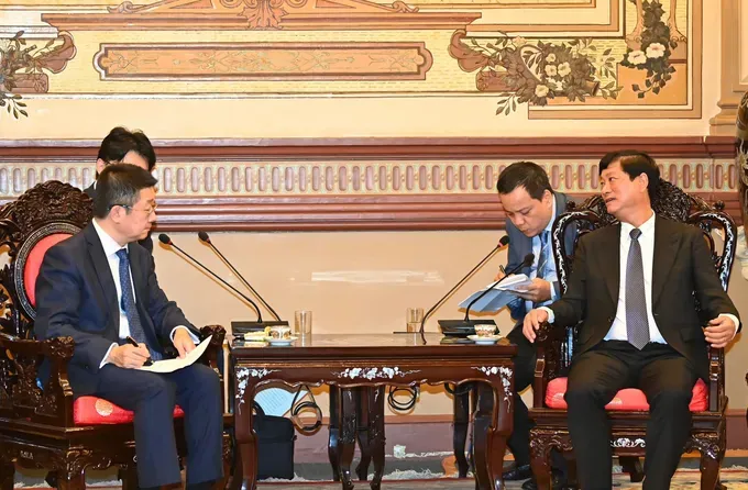 Chairman of the Ho Chi Minh City People's Council Vo Van Minh (R) debates with Mr. Yang Li, the new Consul General of China in Ho Chi Minh City. (Photo: SGGP/ Viet Dung) 1000005351-7635-9678.jpg