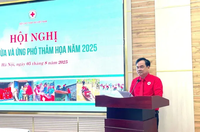 Vice President of the Vietnam Red Cross Society Vu Thanh Luu delivers a speech at the conference. 3-6007-8631.jpg