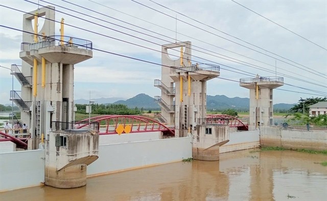An Giang Province closes Tra Su Sluice to block flooding, helping downstream farmers complete harvest of their summer-autumn rice and begin sowing the autumn-winter crop on schedule. 441465_agsluice.jpg
