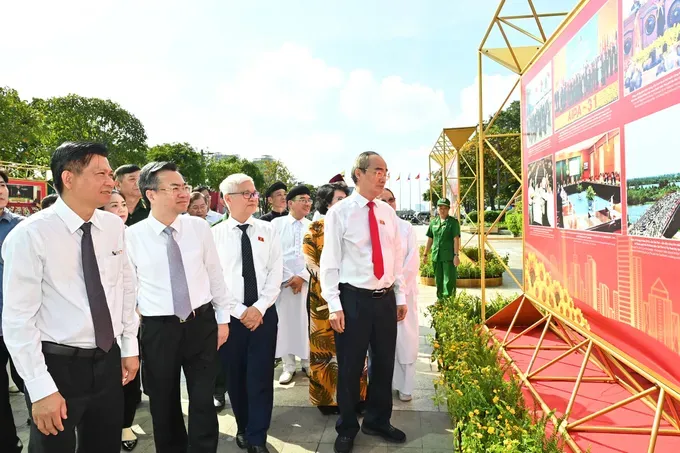 Delegates visit the exhibition. (Photo: SGGP/ Viet Dung) a322ce998f2906775f38-816-9735.jpg