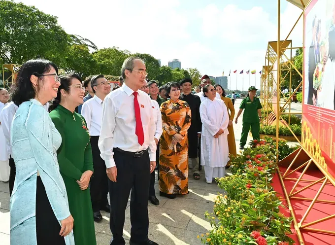Delegates view the displayed photographs at the exhibition. (Photo: SGGP/ Viet Dung) ff56ca38888801d65899-8792-117.jpg
