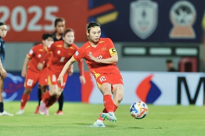 Pham Hai Yen converts a penalty in the 12th minute. (Photo: VNA) vna-potal-aff-cup-nu-2025-tuyen-viet-nam-gap-tuyen-campuchia-8194526.jpg