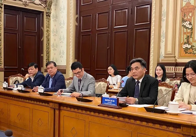 Vice Chairman of the Ho Chi Minh City People’s Committee Nguyen Loc Ha speaks at the meeting. (Photo: SGGP/ Xuan Hanh) z6880117821556-9130ebae588d508b7a094f9096f54061-1986-2932.jpg
