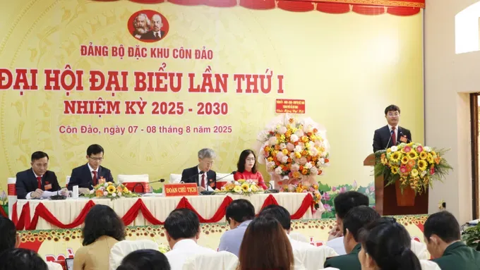 Secretary of the Con Dao Special Administrative Zone Party Committee Le Anh Tu delivers a speech at the congress. 1-202-7015.jpg