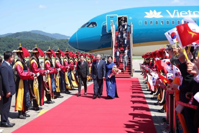 Party General Secretary To Lam and his spouse Ngo Phuong Ly are welcomed at Seongnam Air Base in Seoul on August 10 afternoon (local time). (Photo: VNA) 442533_5240683346029222_par.jpg