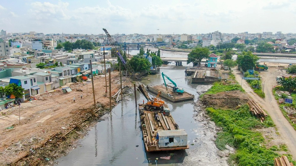 Specialized vehicles are performing work at the Xuyen Tam Canal dredging, environmental improvement, and infrastructure project. (Photo: SGGP/Hoang Hung) cn1b-4678-8133.jpg.jpg