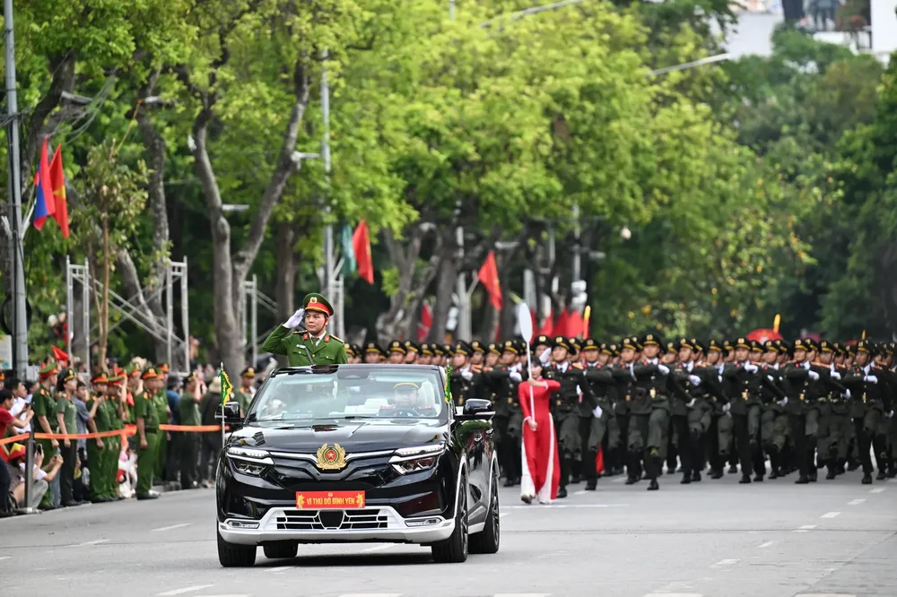 Leading the parade contingent is the formation of Hanoi Police command vehicle. dsc-0757-8347-4851.jpg