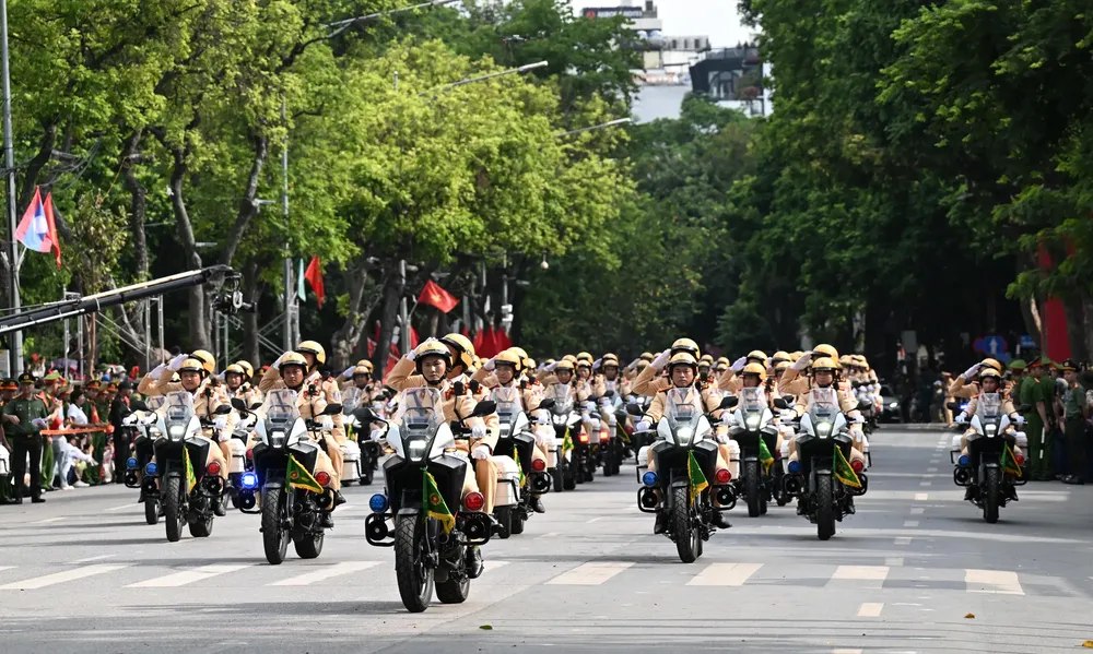 Traffic police lead the Hanoi Police force. Police vehicles lead the motorcades. dsc-0965-4069-5366.jpg