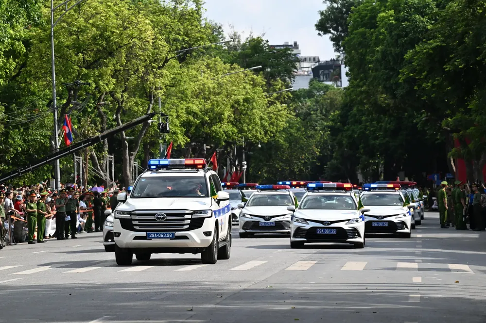 Vehicles of the mobile police join the parade. dsc-0981-8598-8310.jpg