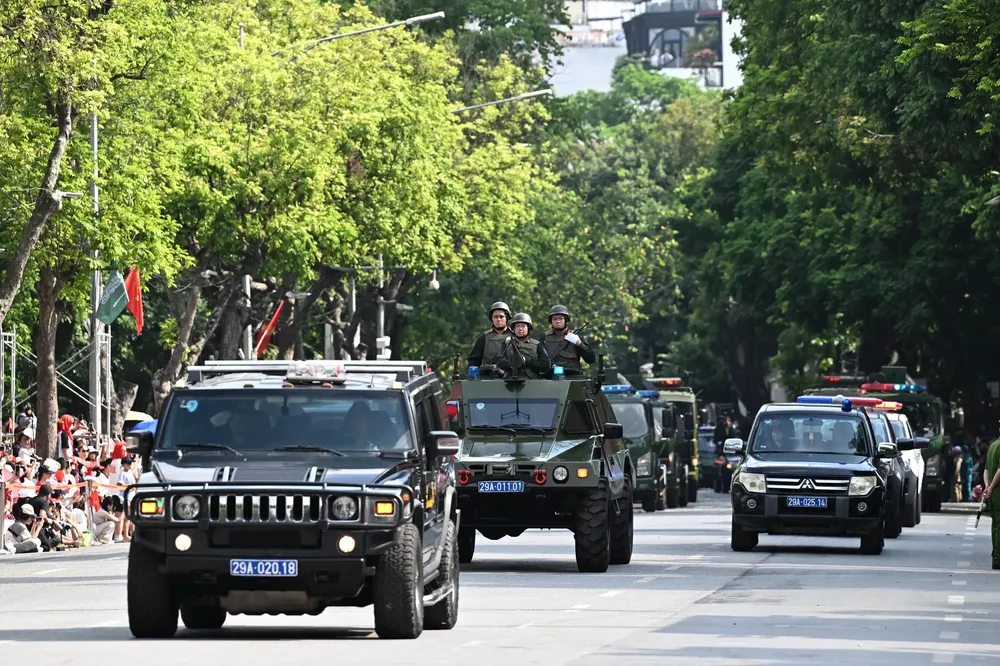 Specialized police vehicles transporting detainees are also part of the parade. dsc-1021-8811-3040.jpg