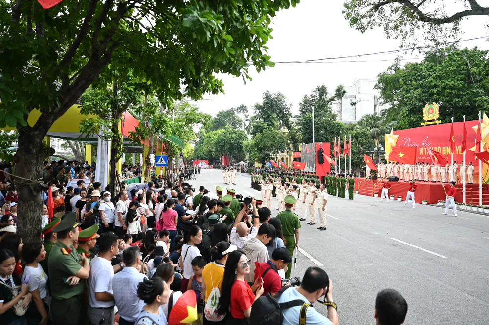 From early morning, thousands of people flocked to the Hoan Kiem Lake walking street to watch the Festival for a Peaceful Capital. dsc-6669-390-5591.jpg