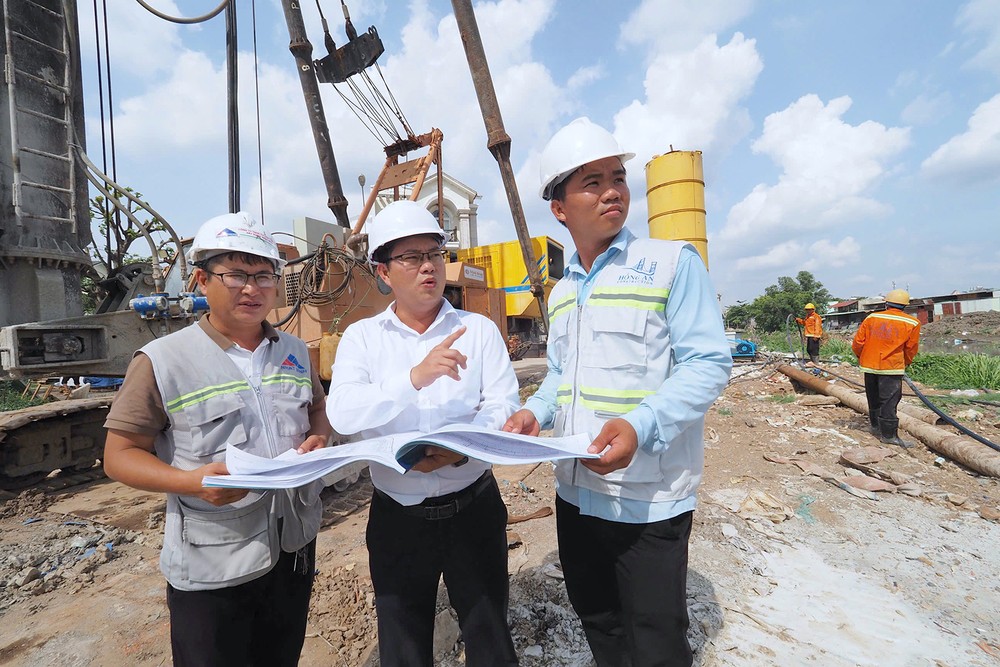 Director of the Xuyen Tam Canal Project at the Ho Chi Minh City Urban Infrastructure Construction Investment Project Management Board Van Duc Quang is debating with the construction team on the project’s progress. (Photo: SGGP/Hoang Hung) psa-anh10-11-207-4739.jpg.jpg