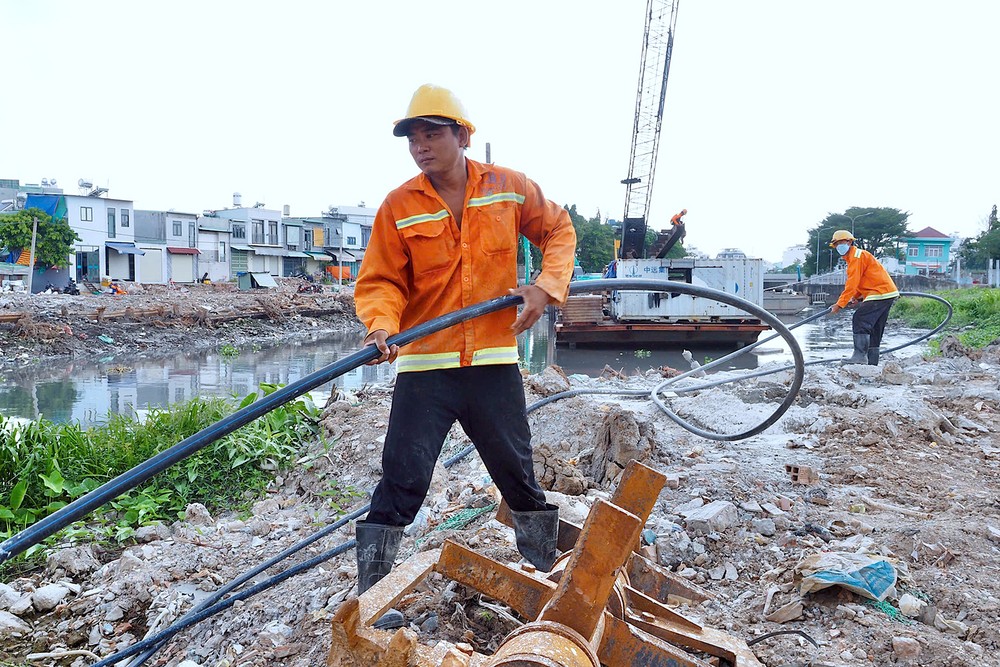 Workers are laying electrical cables for construction equipment. (Photo: SGGP/Hoang Hung) psa-anh3-12-7661-6385.jpg.jpg