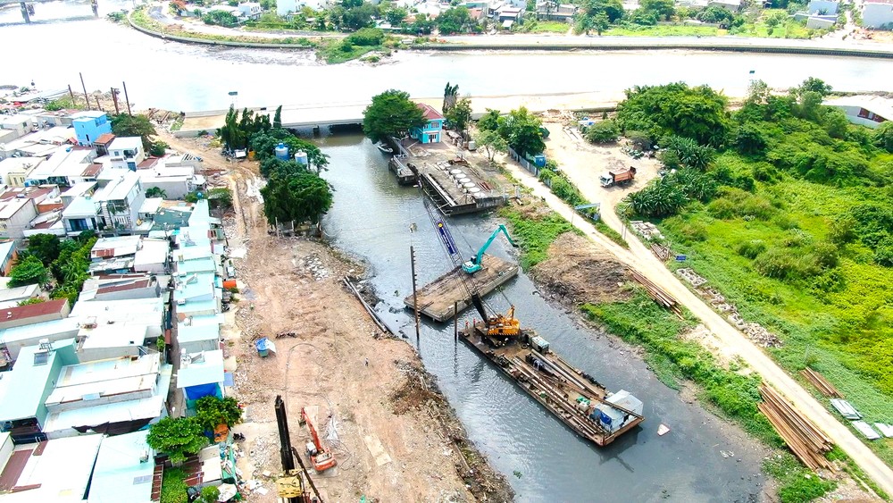 Specialized vehicles are dredging the canal bed. (Photo: SGGP/Hoang Hung) psa-anh5-20250801-img-6962-4822-1235.jpg.jpg
