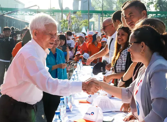 Former Politburo member and former State President Nguyen Minh Triet shakes hand with delegates. z6891664347640-2b3651098d32c3fd420ee43480c4b42c-5070-7551.jpg