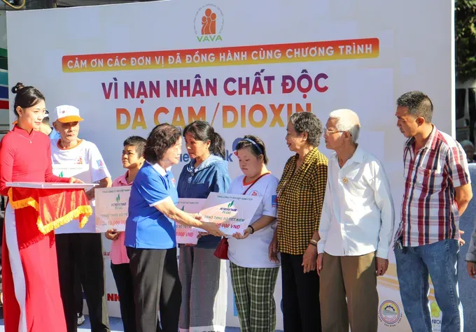 Former Vice President Truong My Hoa presents savings books to families of Agent Orange/Dioxin victims at the program. z6891664604107-7c18747c22367fe1805064ed58bb29b0-5974-7179.jpg