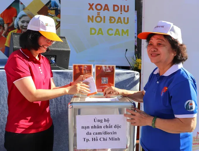 Delegates donate to support Agent Orange/Dioxin victims at the event. z6891664701919-334a43c61d479164622975f64fb5de87-9395-6858.jpg