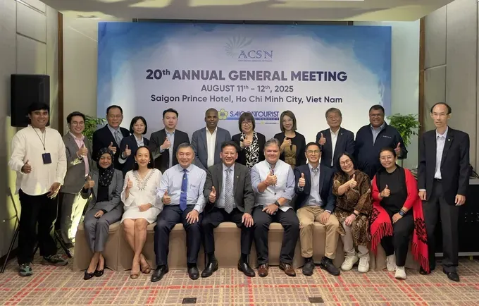 Delegates pose for commemorative photos at the meeting. dai-bieu-9966-5712.jpg