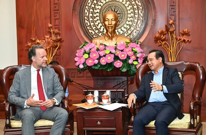 Chairman of the Ho Chi Minh City People’s Committee Nguyen Van Duoc (R) and Consul General of the Netherlands in Ho Chi Minh City Daniel Stork (Photo: SGGP/ Viet Dung) img-20250811-152332-4091-1395.jpg