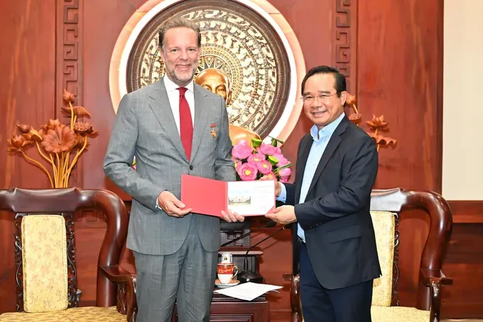Ho Chi Minh City People’s Committee Chairman Nguyen Van Duoc presents the Ho Chi Minh City Honorary Badge to Mr. Daniel Stork, Consul General of the Netherlands in Ho Chi Minh City. (Photo: SGGP/ Viet Dung) img-20250811-153221-4247-8529.jpg