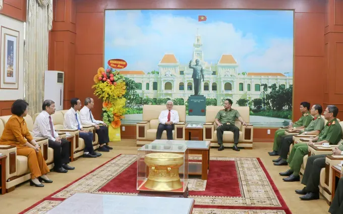 Ho Chi Minh City National Assembly Deputies delegation visits and congratulates the city’s police. z6894734757726-384673aeabf3619031b0f0e788d57fb5-2955-8025.jpg