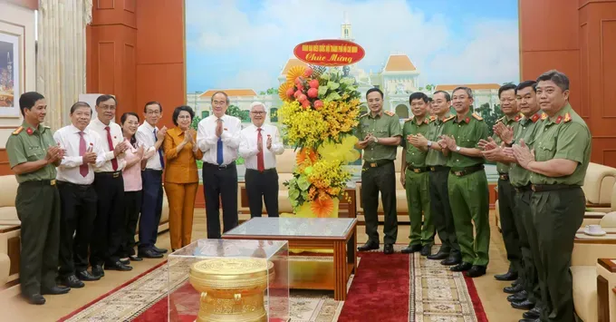 Ho Chi Minh City’s National Assembly Deputies delegation presents flowers to congratulate the Ho Chi Minh City Police. z6894739607662-6c6b3c6e859ef1068ebd8a9d65334d4e-8091-6668.jpg