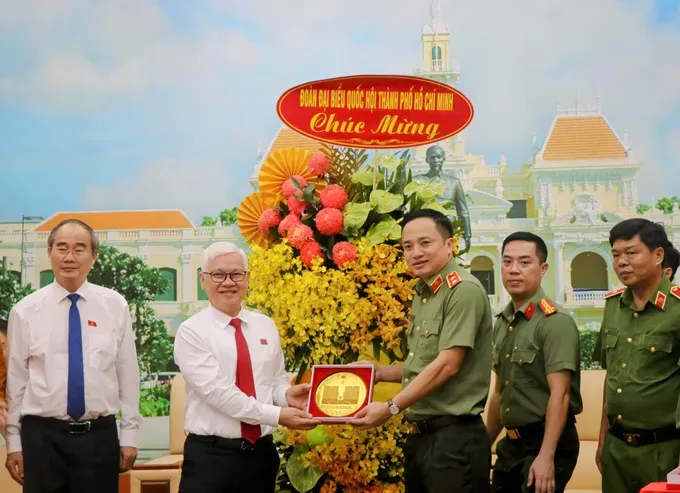 Lieutenant General Mai Hoang, Director of the municipal Public Security Department (third from right) presents a commemorative gift to the Ho Chi Minh City National Assembly Deputies delegation. z6894742478685-ce9dc22aba86c4343e85b7e4f70e4be5-8067-2140.jpg