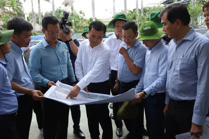 Deputy Chairman of Ho Chi Minh City People’s Committee Bui Xuan Cuong inspects progress on the urban renewal project for residential areas along canals and waterways. (Photo: SGGP/ Quoc Hung) 7bxc1-5191-9003.jpg