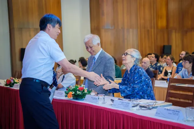 Professor Tran Thanh Van and Le Kim Ngoc greet guests. (Photo: SGGP/Trung Nhan) sfdecosmology-1043-8734-6430.jpg