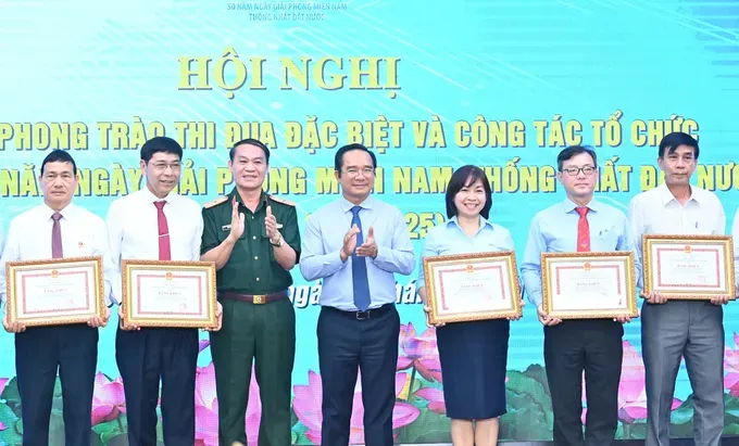 Chairman of the Ho Chi Minh City People’s Committee Nguyen Van Duoc presents certificates of merit to collectives with their outstanding achievements in the special emulation movement and in organizing the 50th anniversary celebration of the Southern Liberation and National Reunification Day. (Photo: SGGP/ Viet Dung) z6698254104066-532d0a1f4335315d39fa7c5c2fc9fab5-3658-7537.jpg