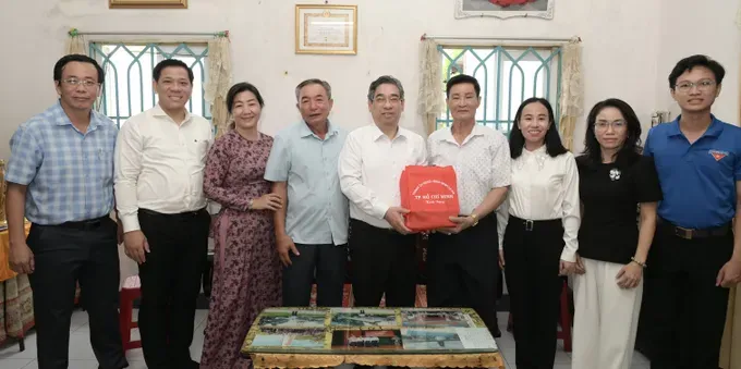 Chairman of the Vietnam Fatherland Front Committee of Ho Chi Minh City Nguyen Phuoc Loc visits and presents gifts to Mr. Nguyen Van Manh. (Photo: SGGP/Van Minh) dsc-9319-9453-4779.jpeg