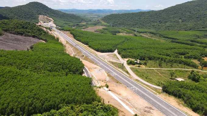 The Vung Ang – Bung Expressway passing through the Deo But mountain tunnel (Photo: SGGP/ Duong Quang) hinh-hai-tuyen-cao-toc-vung-ang-bung-doan-qua-dia-ban-ha-tinh-1-1215-4674.jpg