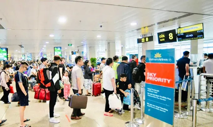 Passengers check in at Tan Son Nhat Airport. sanbaytansonnhat-6998-2659.jpg