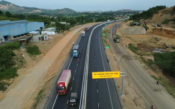 The Hoa Lien – Tuy Loan Expressway project in Da Nang City is preparing for its technical opening. (Photo: SGGP/Nguyen Khoi) z6915748195941-944359c3039d239ddbee10ef99acc87d-1912-3489.jpg