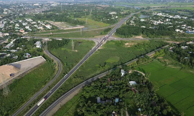 Da Nang City’s main transport arteries, designed to drive growth, have been built with modern, integrated infrastructure. (Photo: SGGP/ Nguyen Khoi) z6915748207796-6cad34606c9987ebd98c2c9329c93730-706-2461.jpg