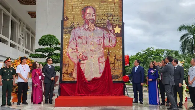 Mr.Nguyen Trong Nghia, Head of the Central Commission for Propaganda and Mass Mobilization attends and cuts the ribbon at the opening ceremony. 4ec2e3bc-8cc6-448e-818a-9f432b780b57-5827-1824.jpg