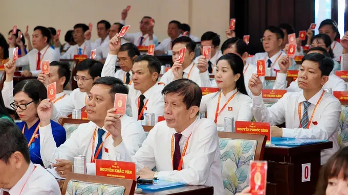 Delegates vote to approve the congress agenda. (Photo: SGGP/ Hoang Hung) bs-anh-900-5567.jpg