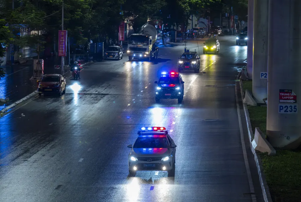 Traffic police vehicles and military police trucks lead the convoys. (Photo: SGGP/ Do Trung) dsc-0072-4658-2405.jpg