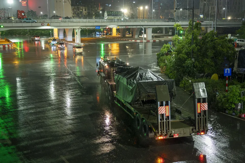 The vehicles transport military equipment, vehicles and artillery into the city center of Hanoi. (Photo: SGGP/ Do Trung) dsc-8743-8697-2903.jpg
