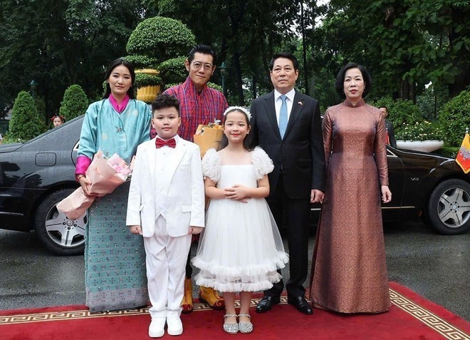 State President Luong Cuong and his spouse Nguyen Thi Minh Nguyet welcome the the Bhutanese royal couple. (Photo: VNA) vna-potal-chu-tich-nuoc-chu-tri-le-don-quoc-vuong-bhutan-tham-cap-nha-nuoc-toi-viet-nam-8219660.jpg