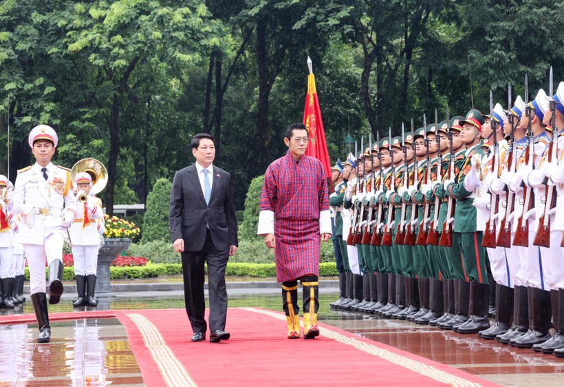 State President Luong Cuong and King Jigme Khesar Namgyel Wangchuck of Bhutan review the guard of honour in Hanoi on August 19. (Photo: VNA) vna-potal-chu-tich-nuoc-chu-tri-le-don-quoc-vuong-bhutan-tham-cap-nha-nuoc-toi-viet-nam-8219720.jpg