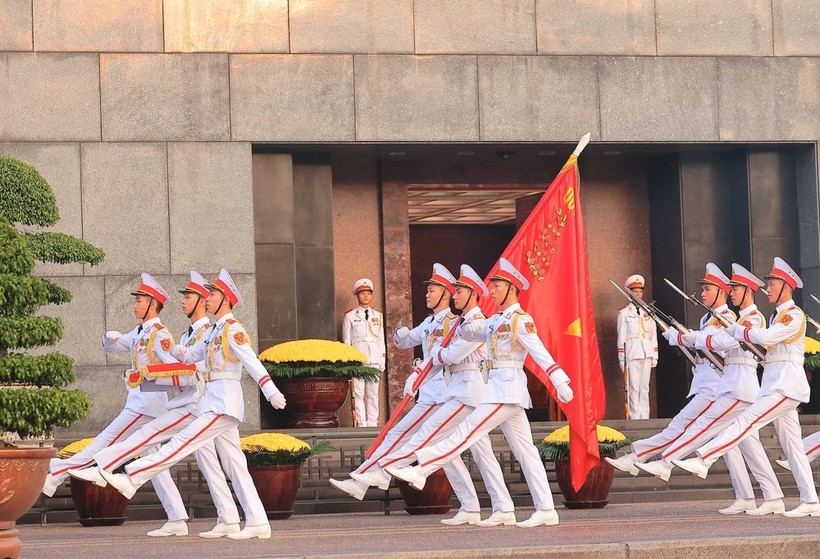 The honour guard march in review past the Ho Chi Minh Mausoleum. (Photo: VNA) vnapotalnghilethuongcomung79namquockhanh2-97569152-17555631513041788323786.jpg