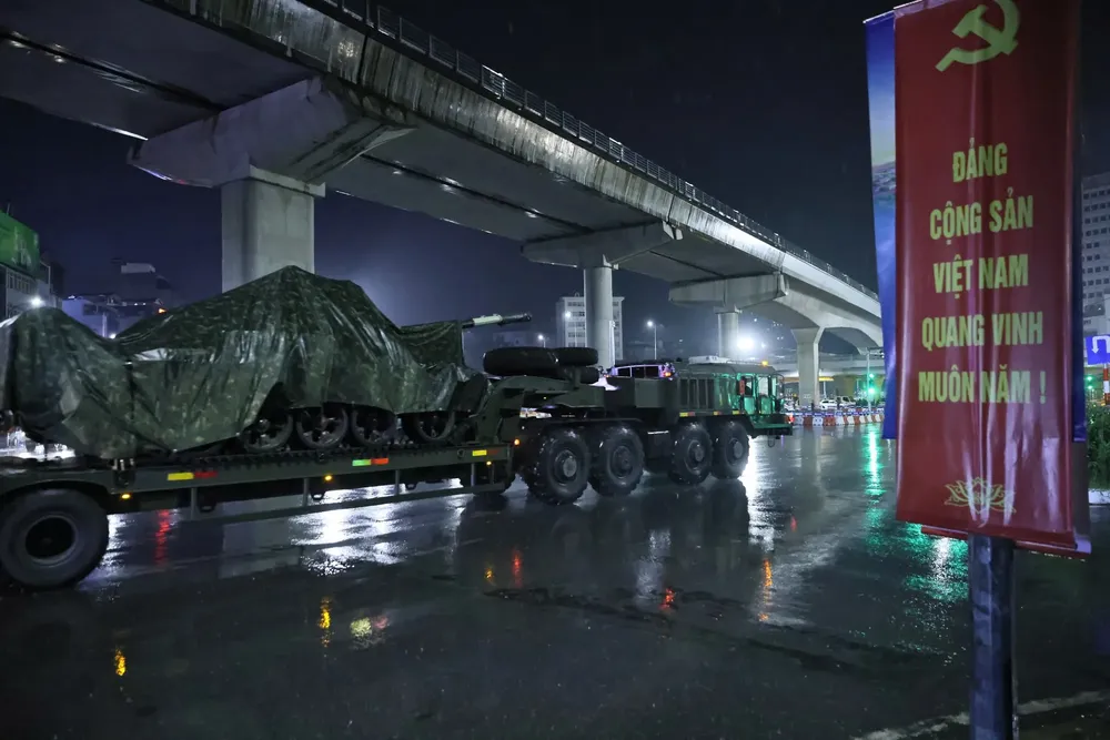 The convoys carrying military equipment are moving along Ho Tung Mau Street. (Photo: SGGP/ Do Trung) z6921028969009-e7e73e23adf3b46726723a87bed30a5b-7220-5098.jpg
