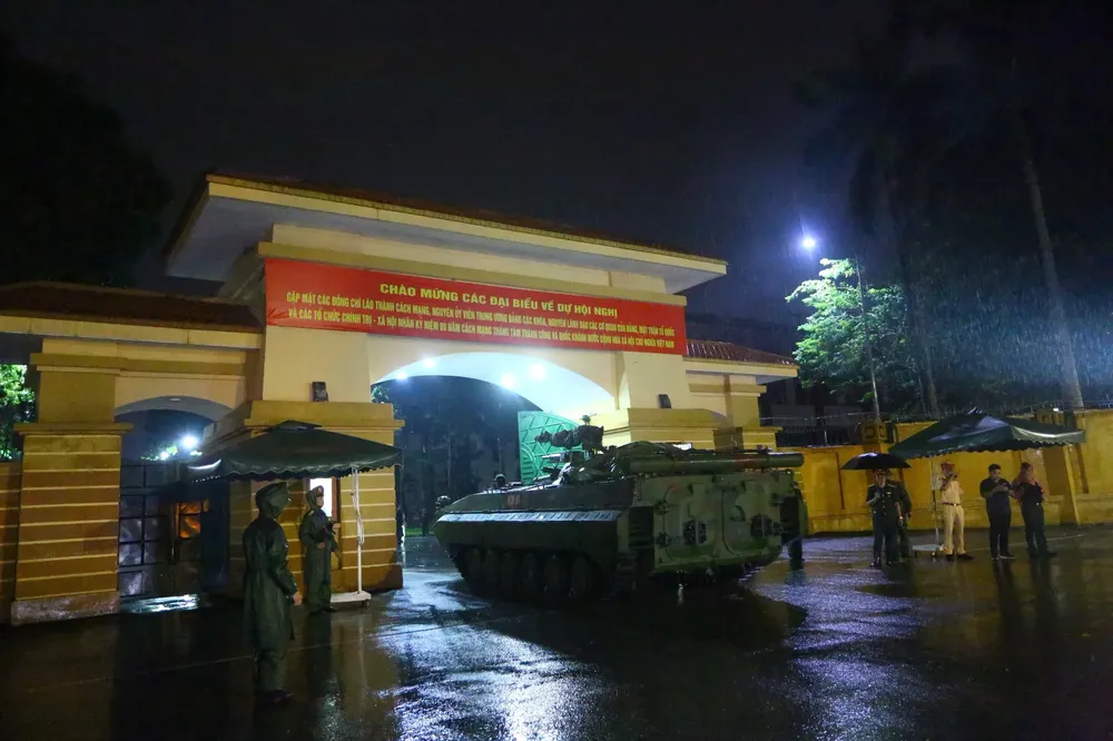 The equipment was then offloaded. (Photo: SGGP/ Do Trung) z6921031947990-6f7ebb3826af5307919b417b5fd32794-8339-4253.jpg
