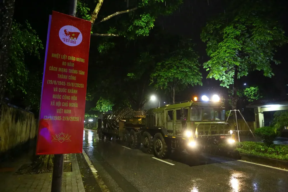 The convoy quickly moves toward the headquarters of the Military Command on Nguyen Tri Phuong Street. (Photo: SGGP/ Do Trung) z6921031964410-ddf5f549319323cf5378b5f38682701e-1168-487.jpg