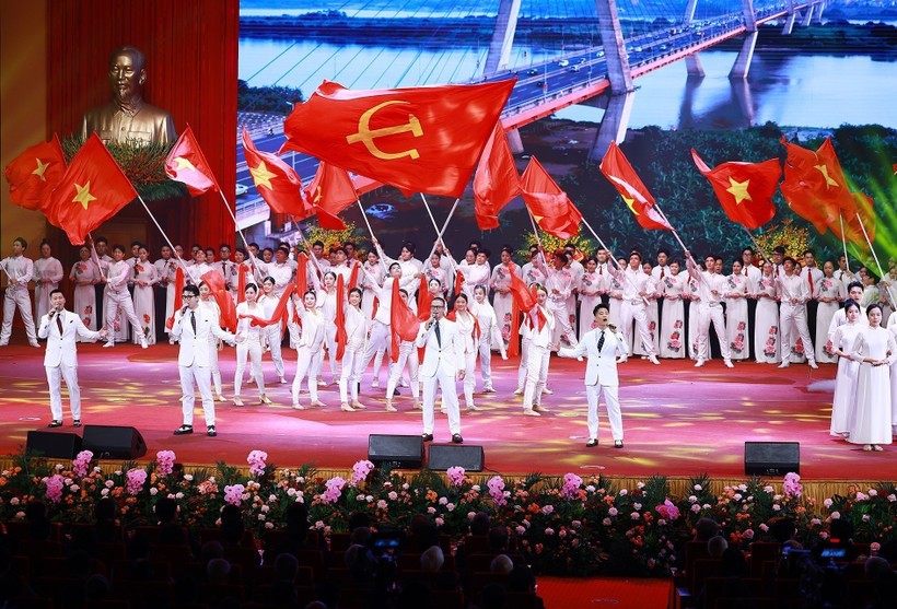 An art performance at the ceremony held in Hanoi on August 20 to celebrate the Government's 80th founding anniversary (Photo: VNA) vna-potal-tong-bi-thu-to-lam-du-le-ky-niem-80-nam-thanh-lap-chinh-phu-8222485.jpg