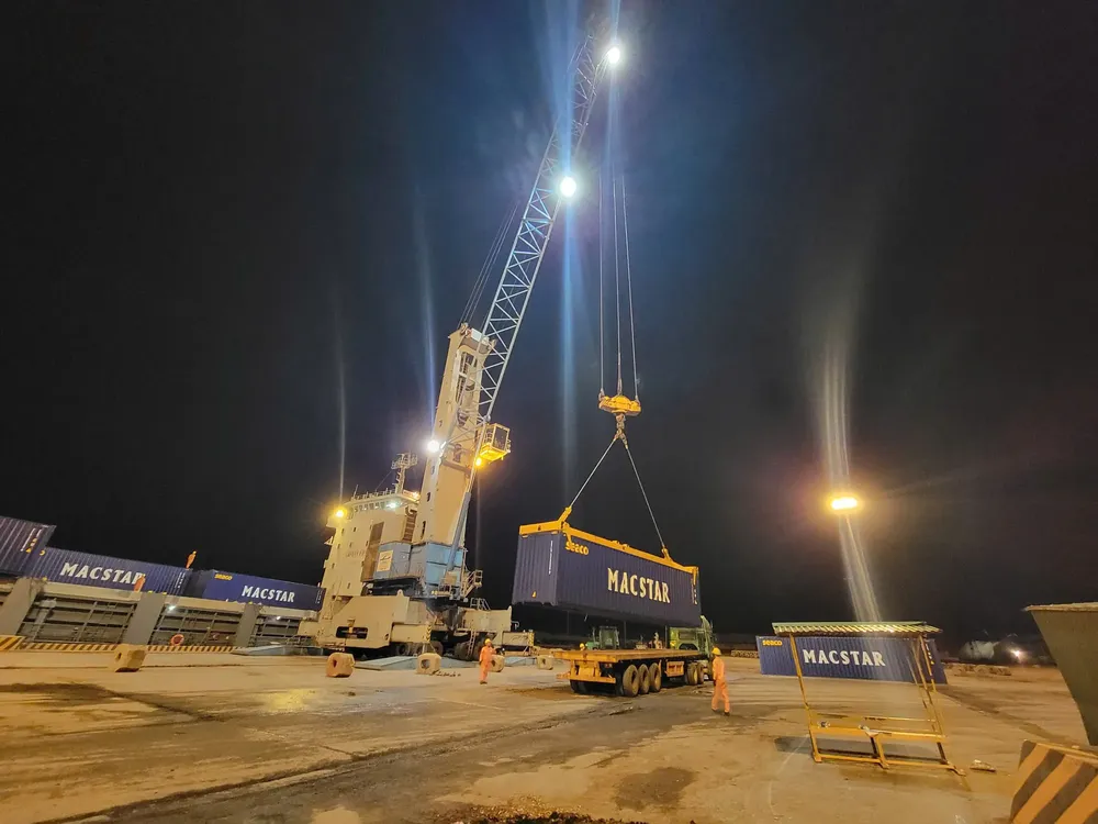 Container cargo is unloaded from Macstar Hai Phong. z6925306484169-f0a3a8ae36eb4b873dff43e24fe5f9de-534-3778.jpg