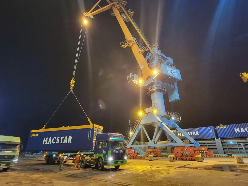 Lao–Vietnam International Port JSC carries out container loading and unloading. z6925306548704-d8ebb0f1c5451a2e348cb5279a276cf1-1052-9562.jpg
