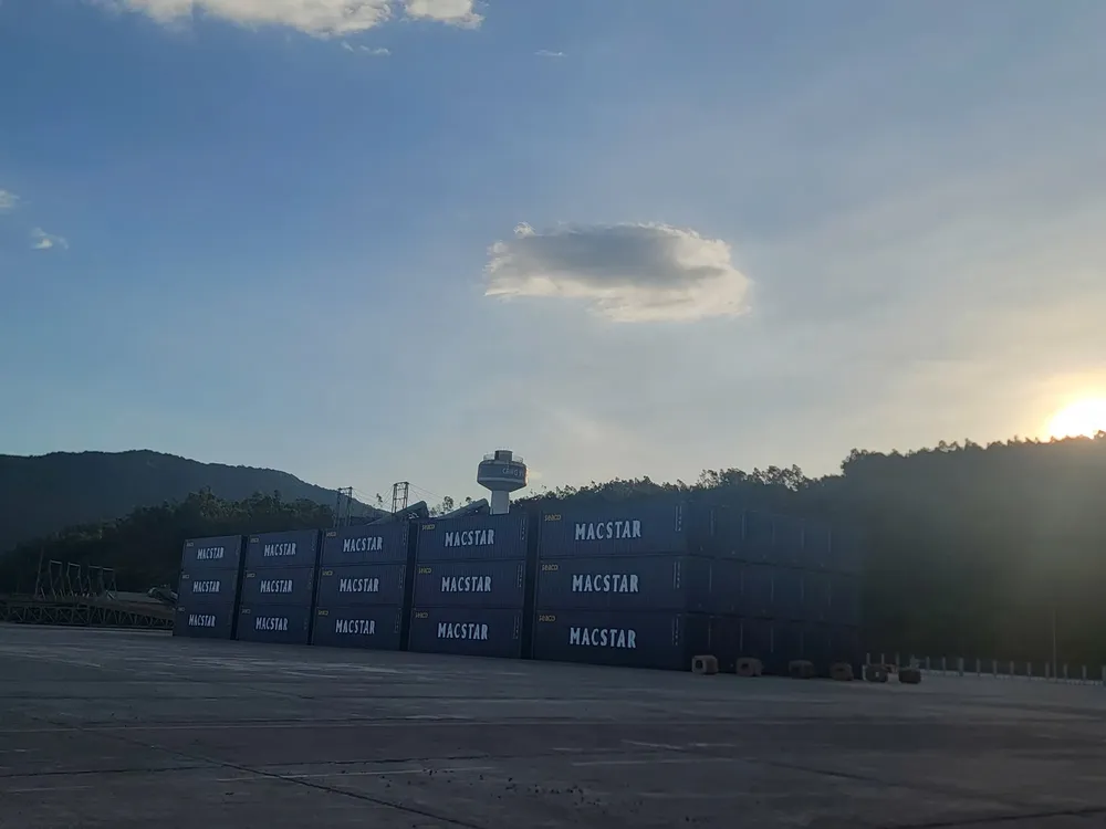 Containers are gathered at Vung Ang Port. z6925306571217-649198eeaa2a11cf086858d11c93cdf4-9592-2811.jpg