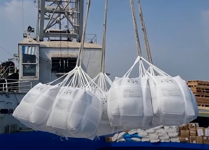 Vietnamese exporters are seeking to diversity their markets. (Photo: nongnghiepmoitruong.vn) dua-gao-xuat-khau-len-tau-tai-cang-bien-o-tphcm-anh-nongnghiepmoitruongvn.jpg